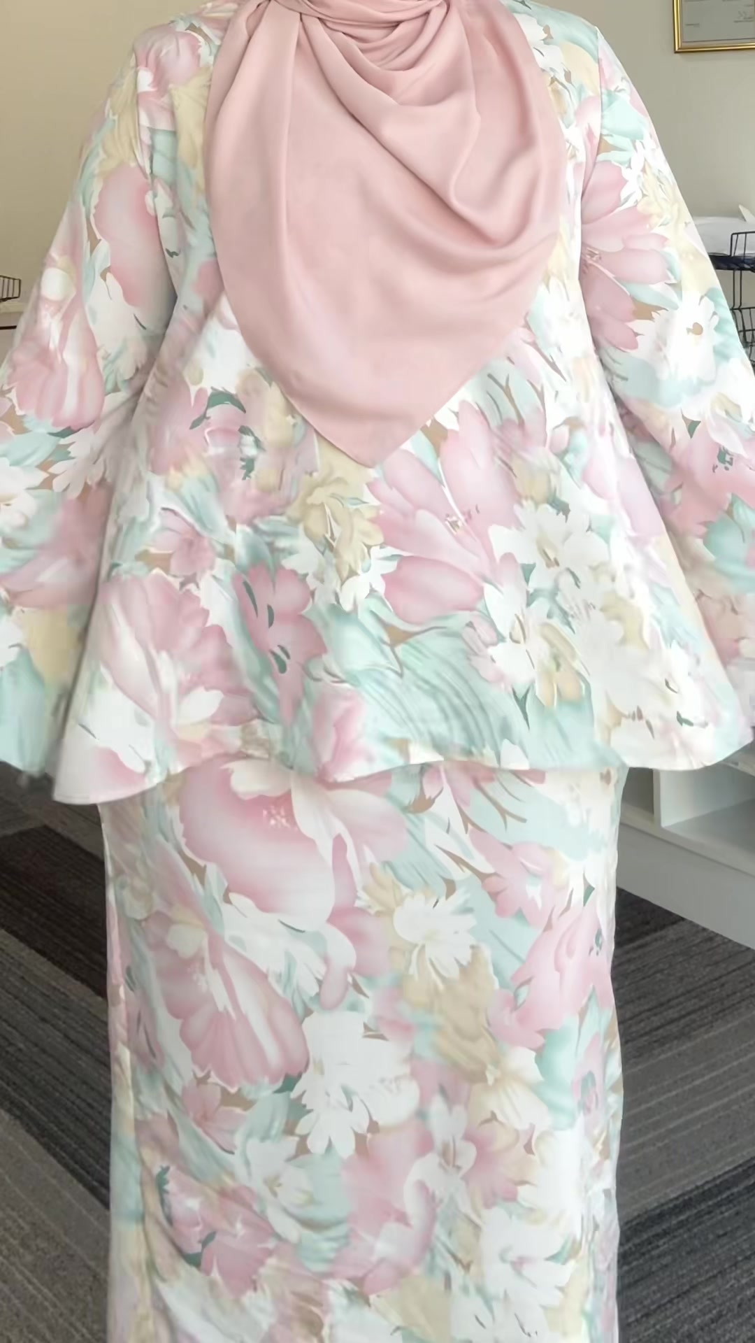 Korgg dah grab ke baju ni😍azzu pakai size 2 tau..size 3 baju dia besar skit..kain size 2 ngam2 tapi dia mcm memeri skit nnt..azzu 90kg 153cm dd 44 hip 50..baju sama tau cuma corak je lain2 ok #bajukurung #bajukurungmurah #bajuraya #bajurayamurah #bajurayacantik 