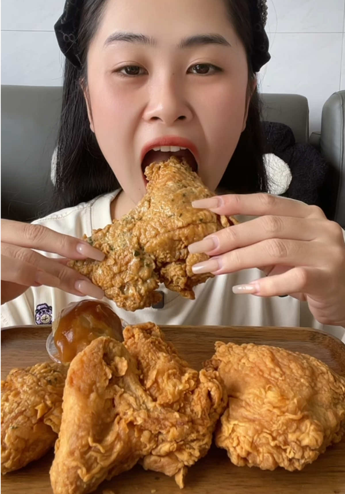 Mukbang gà rán cùng nước uống collagen #dungthichan #learnontiktok #ancungtiktok #mukbang #asmr #review #82x #kakemono #kakemonovioihong #collagen82x 