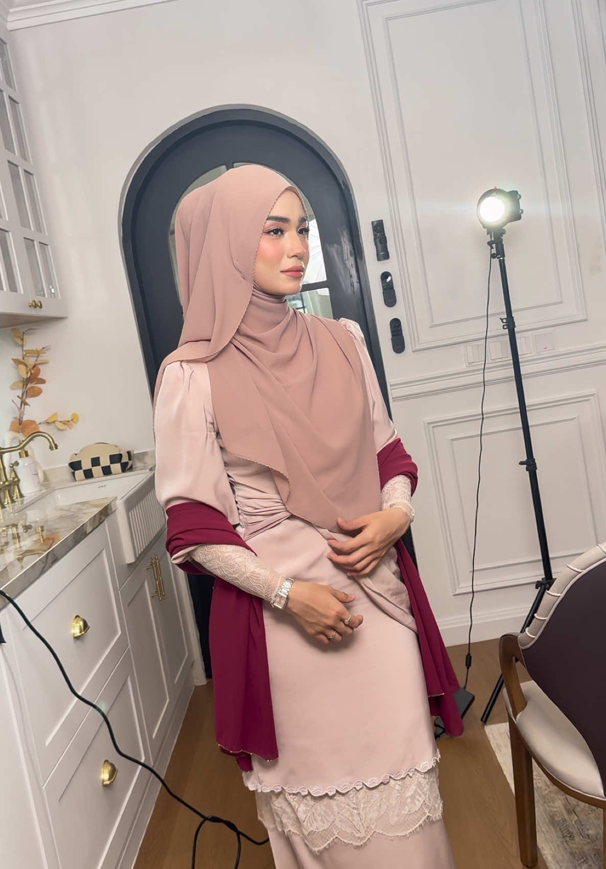 never imagine in my entire life i will work with huge brands in Malaysia . Alhamdulillah another achievement another rizq from Allah SWT . as someone who have social anxiety and scared to be surround by so many new people , i’m so proud of myself . happy to see my own self growing this far . more to comee puteri raniaa <3  @TUDUNGRUFFLE 