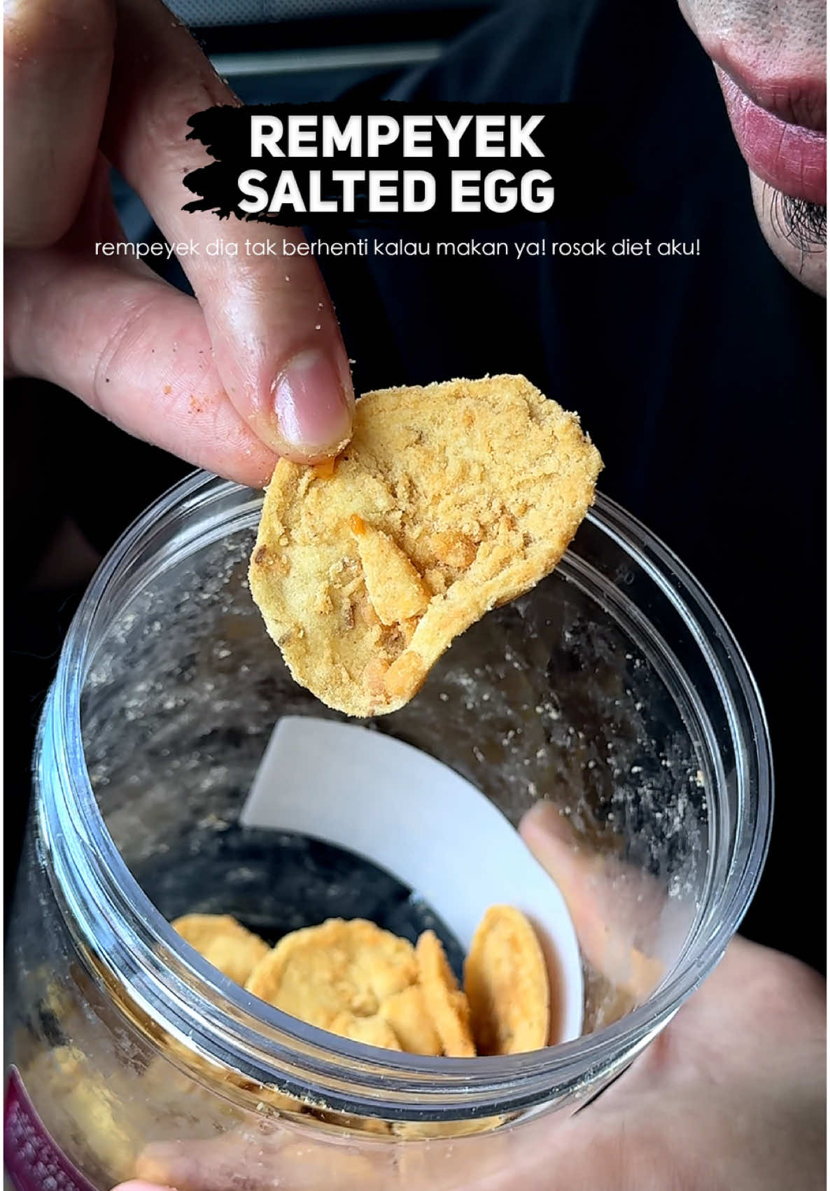 Rempeyek Cheese ada dua flavours! spicy & salted egg