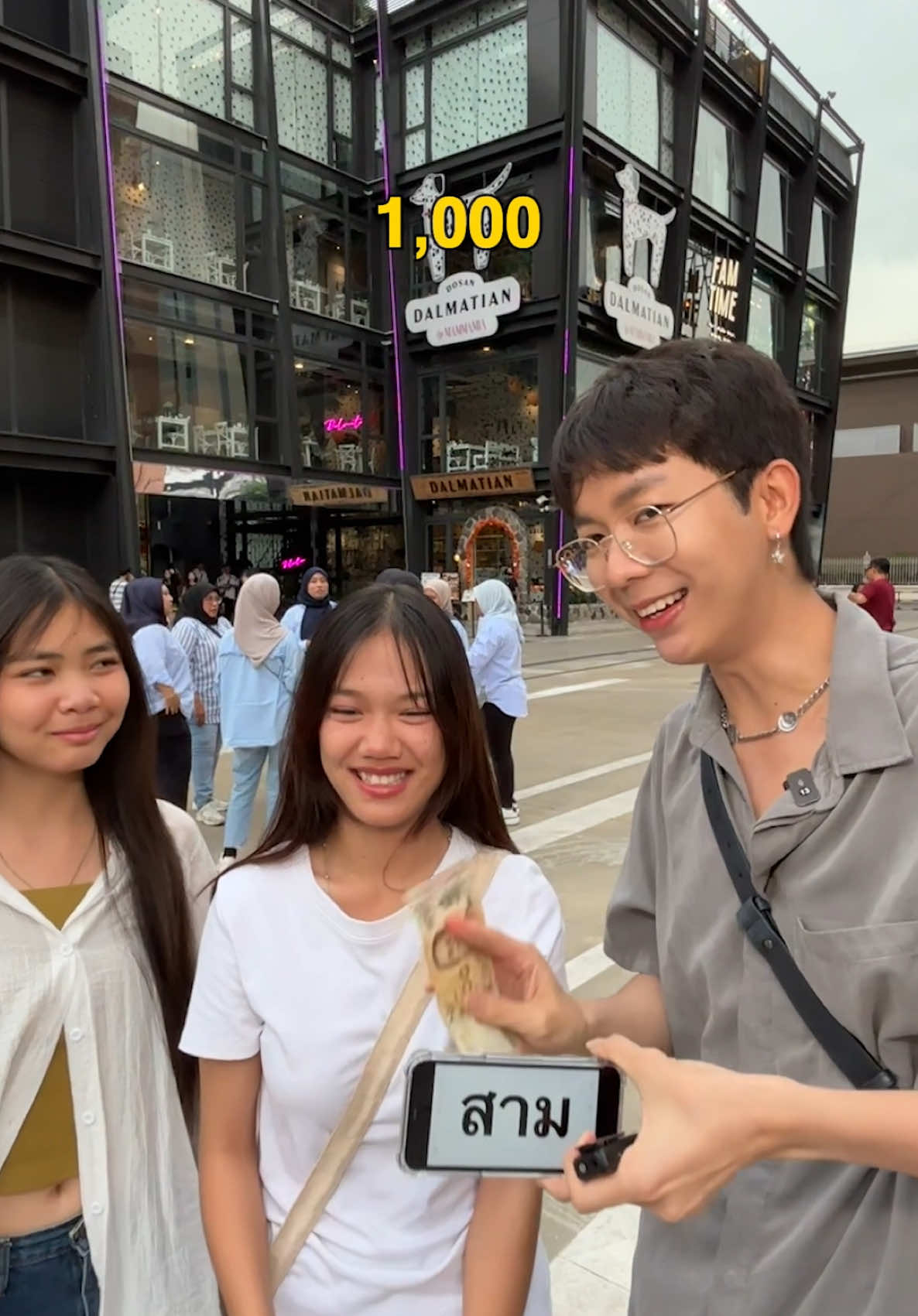 คำต้องห้าม กลางสยามกับน้องแก้มน้องแยม✨ ใครอยากรู้ว่ากลิ่น 06 เป็นยังไง ซ้อก้าดเติมของให้ในตะกร้าแล้วว รีบกดกันเลยก่อนของหมดด #lovepotion #น้ำหอมเลิฟโพชั่น  