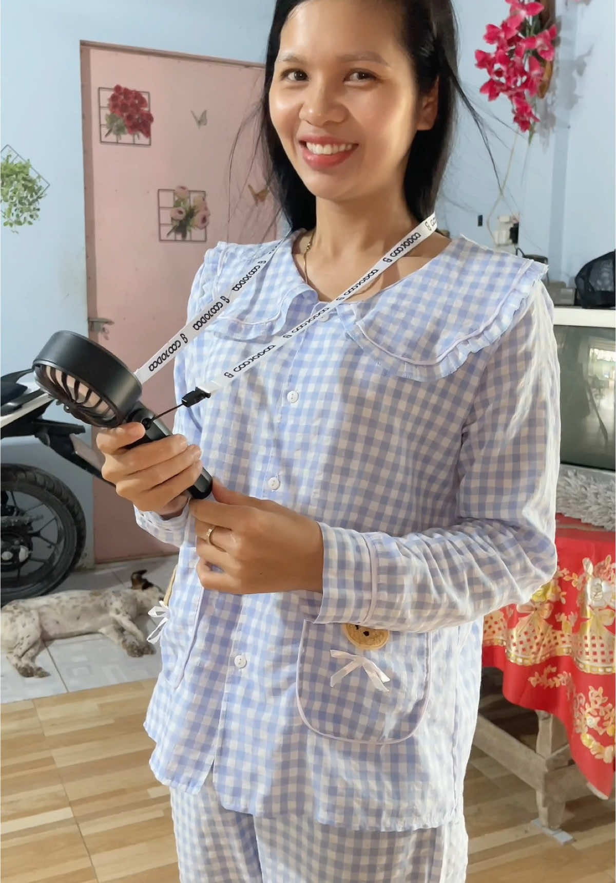 Quạt Cầm Tay Tiện Lợi Có Cả Dây Đeo #nguyenngan #mientay #review #quatcamtay @Ngân Nguyễn 