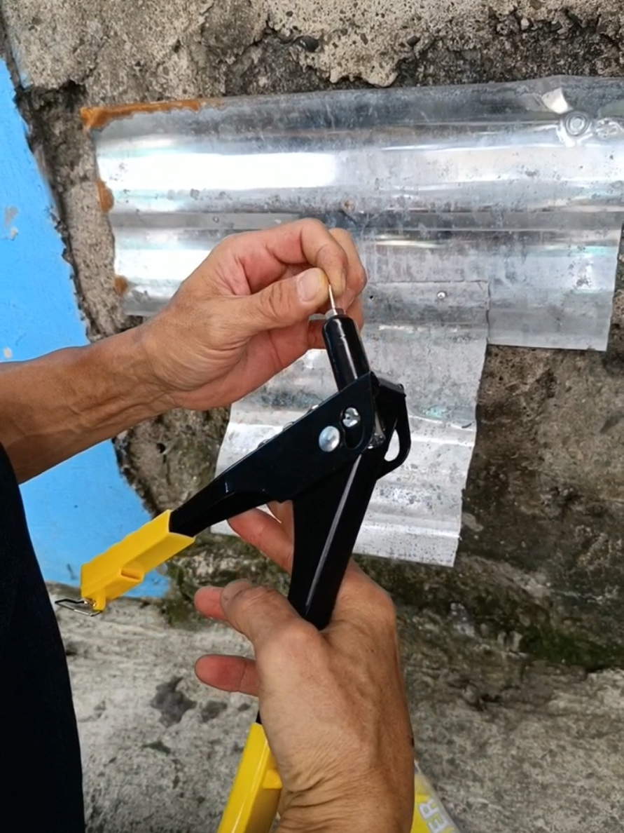 Hand riveter 3 nuzzles #riveter #handrivetertools #handriveter3nuzzlestools #fyp #fypspotted #tools 