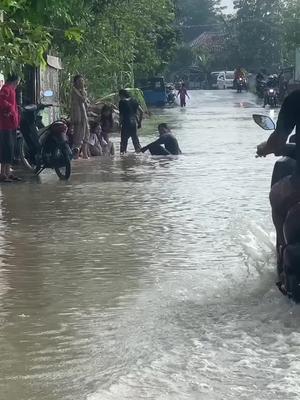 Banjir, etawalin susu kambing herba alami dengan segudang @etawalin #etawalin #susuetawalin #etawalinoriginal #asamurat #nyerisendi #rematik #pegallinu #susukambing #hidupsehat 