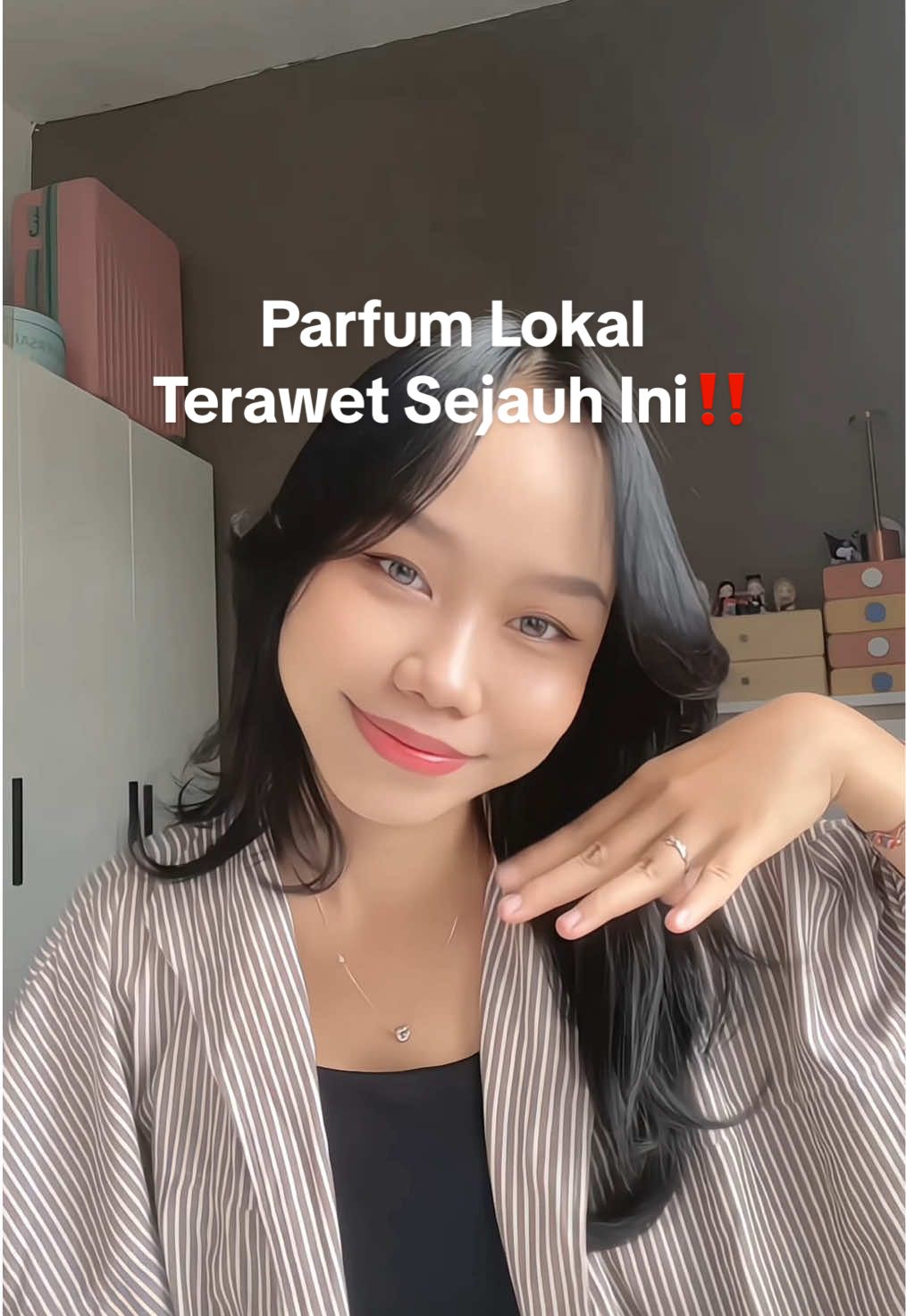 kalo gak cocok sama parfum tuh pasti hidung gue langsung deh GATEELLLLLL, makanya gue bisa dibilang “picky” soal parfum gak suka sama aroma lebay berlebihan dan terlalu nyetrik gitu, thank god @aoeraid ngeluarin parfum yang soft sweet gitu kayak Pretty & Magestic🧡🩷 kalian udah cobain juga gak parfum yang suka dipake sama Kak Alma xixi.. #AoeraXAlmatando #ParfumnyaAlmaTando #ParfumLokal #parfumviral 