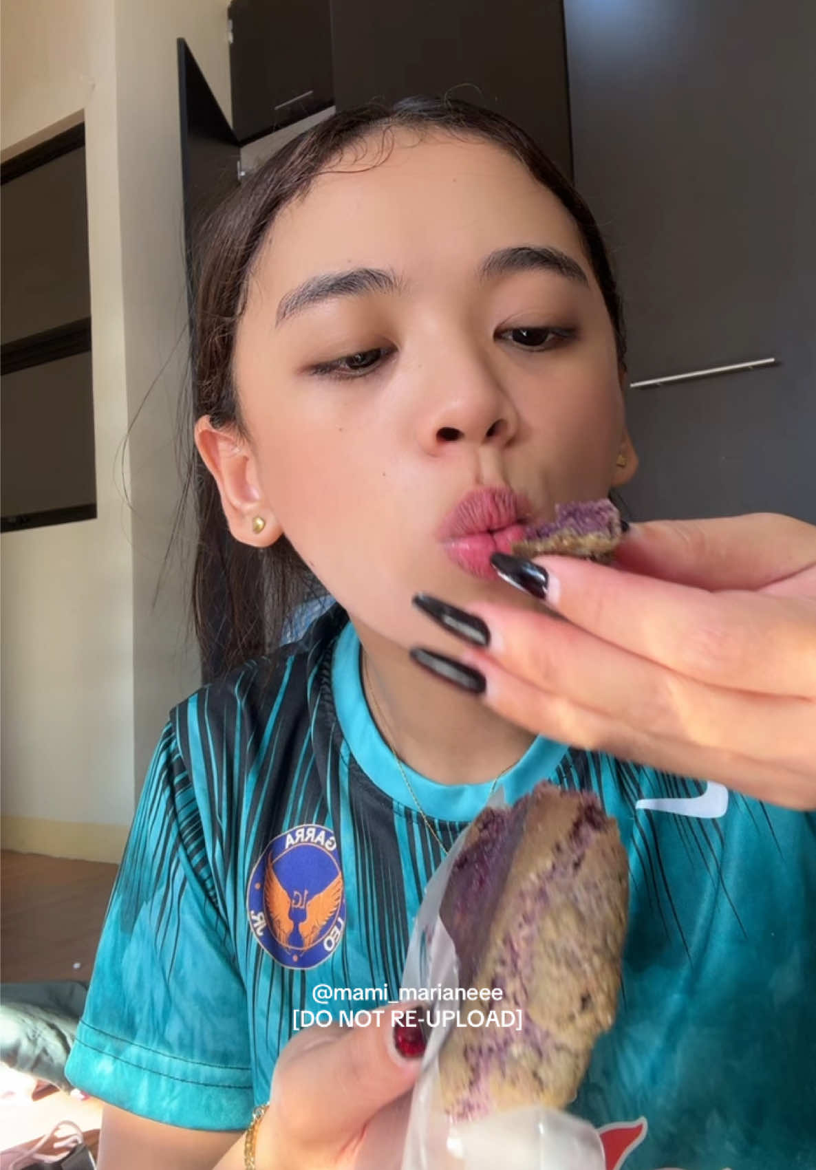 Walang pagkain! Buti nalang nag open ako ng parcel may drip & bites pala koooo! 😝🥰