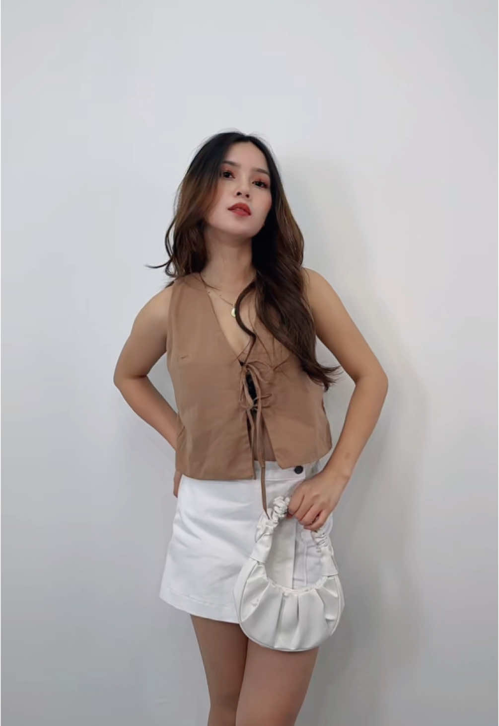 Mocha mousse top outfit idea! Very cutesy🥹🥰. #tops #topoutfit #topsoutfitideas #topscollectionbyelisse #vesttop #mochatop #mochamousse #coloroftheyear2025 