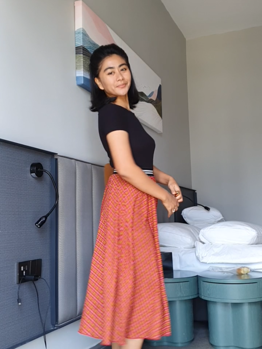 Tetep jarik nya gak bisa jauh jauh 🤣#kualalumpur #jeungvrea #videovrea #keluargavrea 