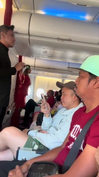 Kesian laki aku, huru hara terus dalam flight air Asia, Sorry ye bie.. 🫢😜 @shah_ynwa 🇲🇾🇲🇨 #zielabasah #abangviralmelatahmcd #airasia #airasiacabincrew #crew #pramugari #pramugara #melatah #lawak #fyp 