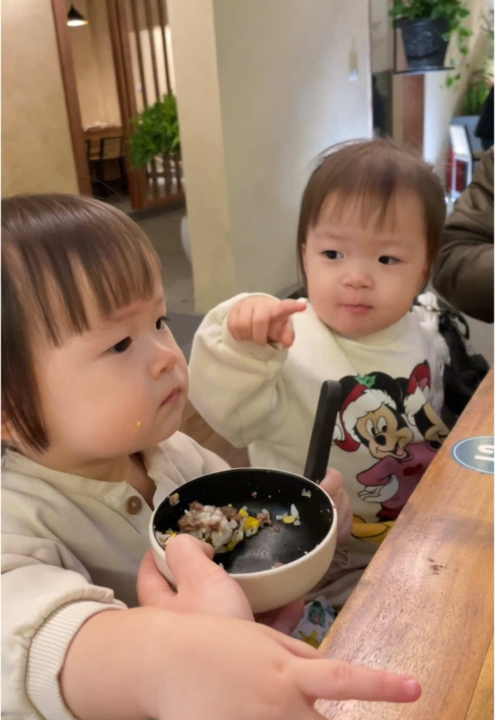Khu vui chơi đã sẵn sàng tiếp đón rồi, YEP không còn lo gửi con đi đâu nữa, cho con theo cùng luôn các mẹ ơiii ^^  Bỏ túi thêm nước hoa Babycoccole để mẹ ăn xong cũng xịt ké được luôn nhé hihi #uttwins #songsinh #hoanhigarden #babycoccole 