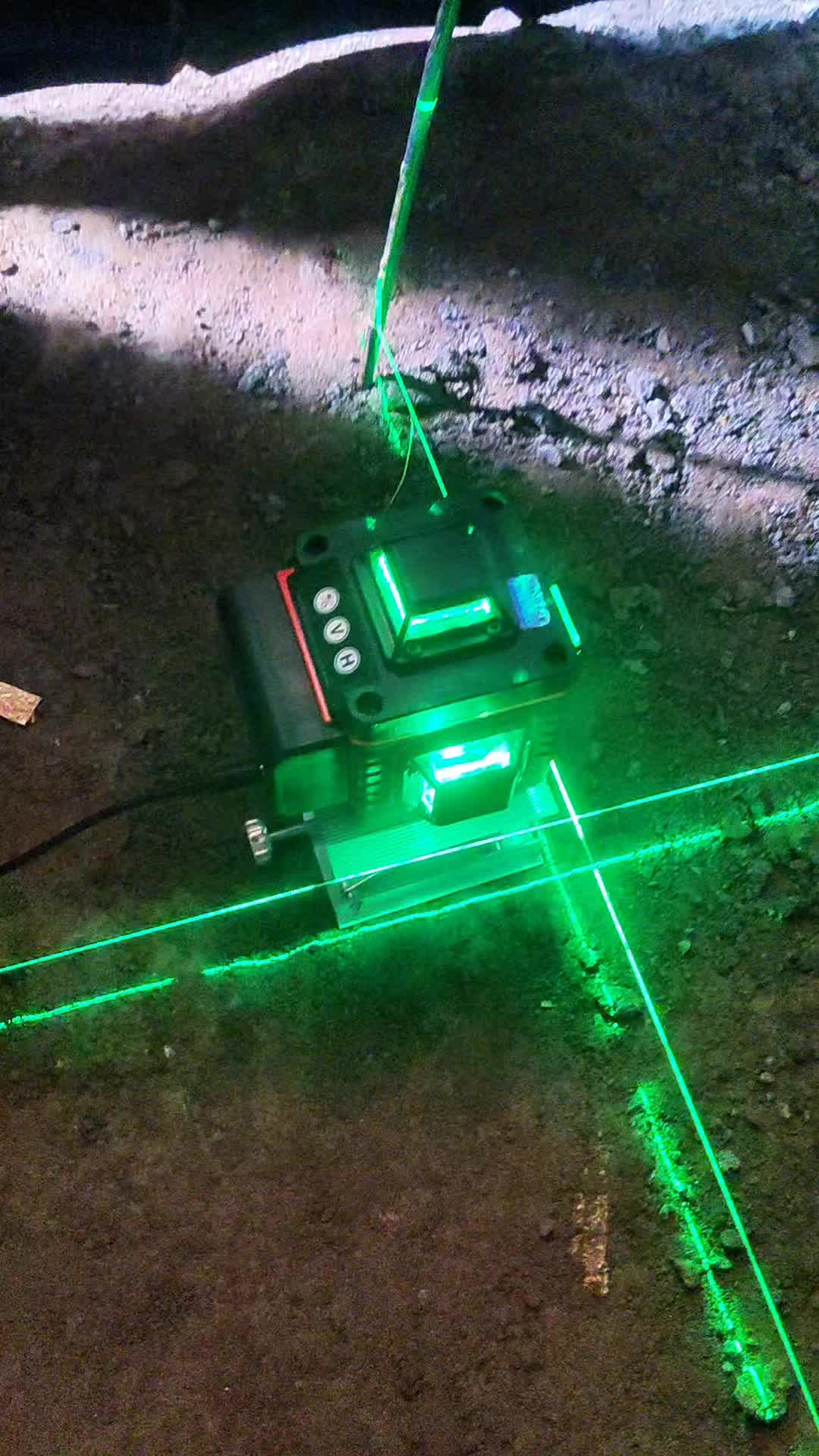 untuk hasil pemasangan keramik yang akurat alat yang digunakan juga harus mendukung seperti laser level 16 line dari taffware ini #laserlevel #taffware #alattukang #alattukangbangunan 