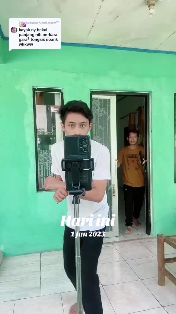 #padahariini dari dulu selalu pakai tongsis ini😬😑