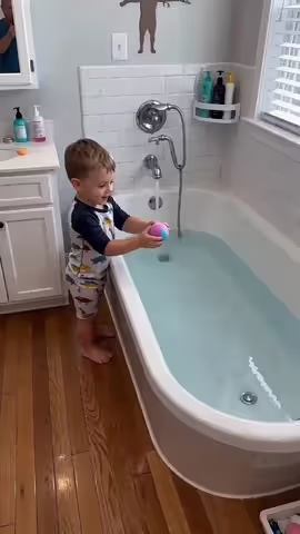 These bath bombs are made of all natural ingredients, they smellamazing and they have surprises inside! #bathbombs #easter #toy #easteregg #hatchingegg 