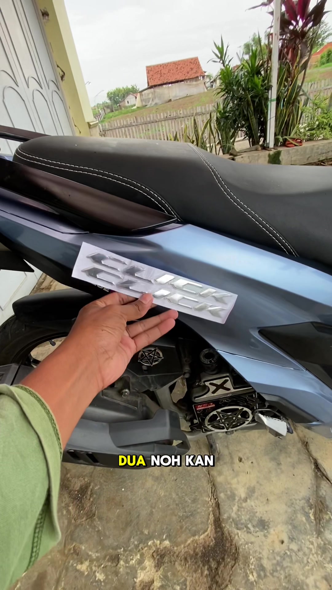 Deskripsi eg Selamat Datang Di XYKu, Senang Bertemu Dengan Anda~~~ © Tempat pengiriman: Tangerang 2 Kami Terutama Menjual Aksesori Dan Persediaan Yang Berhubungan Dengan Mobil Dan Sepeda Motor. Jika Anda Tertarik, Anda Dapat Datang Ke Toko Untuk Melihat Produk J Spesifikasi: Ukuran: Klik 20.5x1.5cm / 125i dan 150i 10.4x1.5cm Warna: Perak Bahan: PVC Lembut Berkualitas Tinggi Jumlah: 1 set = 2pcs Lambang dekoratif untuk motor honda CLICK 125i 150i Tahan lama dan tahan lama Jika Anda Mengalami Masalah, Silakan Hubungi Layanan Pelanggan Kami Segera Setelah Anda Menerima Paket. E Jika Anda Puas Dengan Produk Dan Layanan Kami, Tolong Beri Kami Peringkat Bintang Lima #emblemclick #emblem150i #fyp #varanxproject #sivaranx💫 