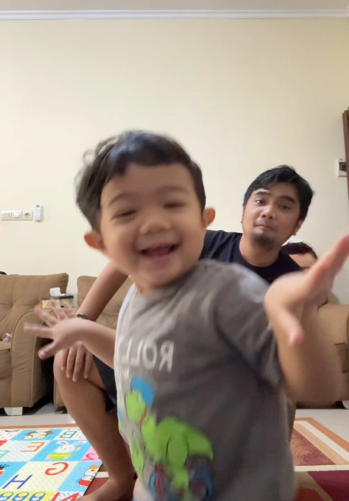 Maap be, papi ndak ikut kalo dance ini, lemak papi bakal berhamburan 😭😭😭😭😭