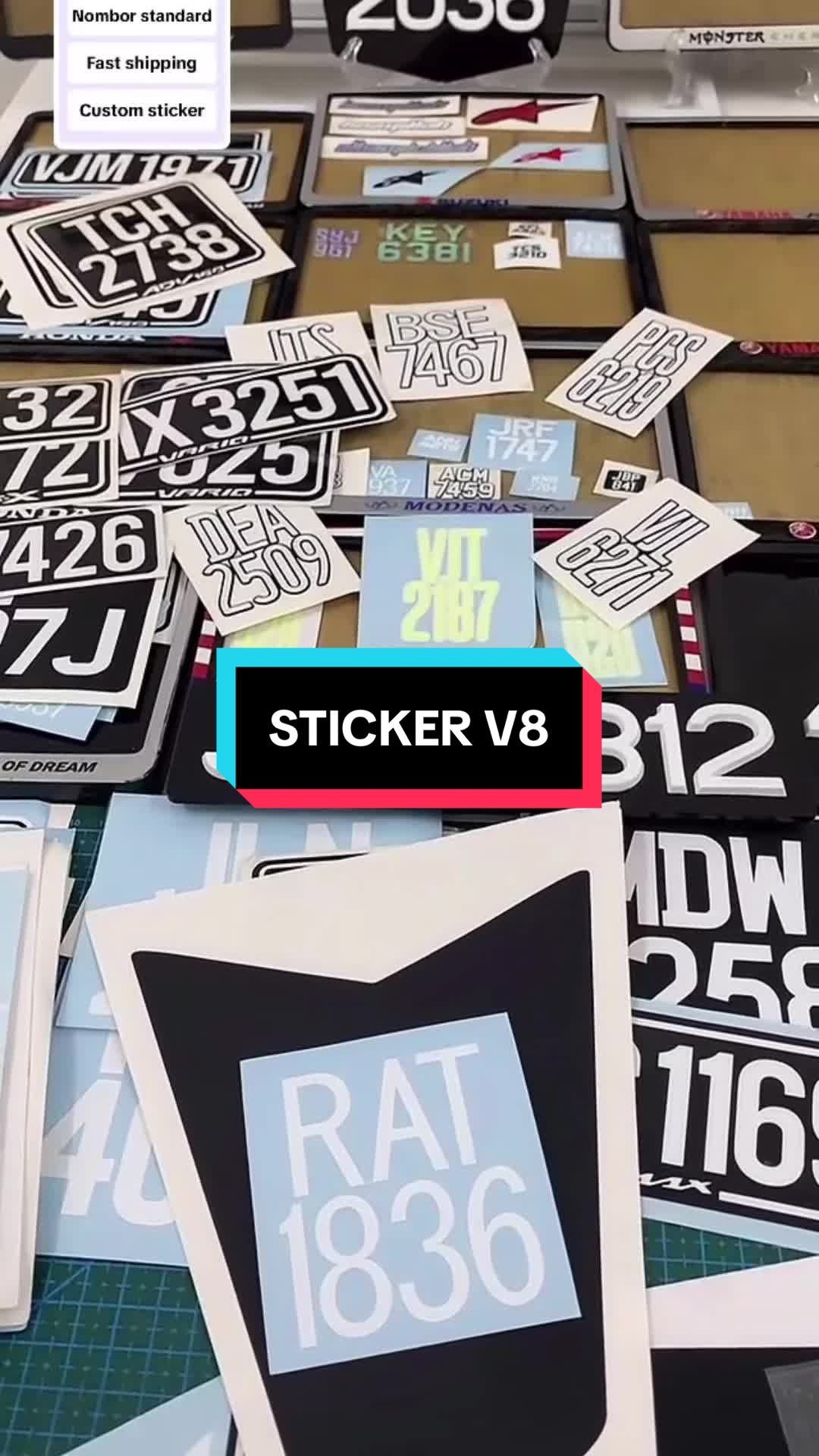 Player B8. Yamaha lc v8 owner ini beg kuning untuk korang. Nak sticker plat sekali ada nak background sticker sahaja pon ada. Pilih mana yg berkenan dihati. Jangan lupa remark dkt add note no plat korang. Kalau mak siap kami tampalkan tolong remark sekali dekat add note. #NEASIT3 #N3 #yamaha #v8 #livehighlights #tiktoklive 