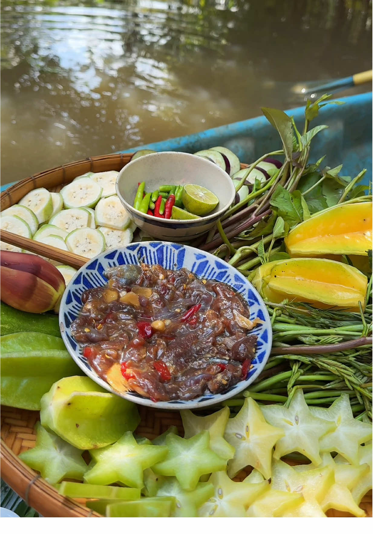 Nay lên ghe ăn mắm sặc rút xương với Thi nhen . Tiếp theo cả nhà muốn nấu gì để Thi thử thách #tothithi18 #xuhuong 
