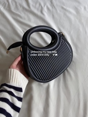 Obsessed with my new bag 🖤☁️ space dia luas juga tau! Dah masukkan still ada ruang, cantikk srs 🥺 #handbagmurah #begtangan #begwanita #begwanitamurah #handbagviral #bagmurah #bagtangan #fyp