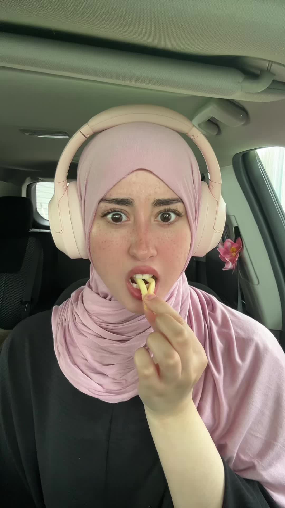 Now I can watch my show without hear myself eating 🎧🫶🏻#headphones #hijabi 