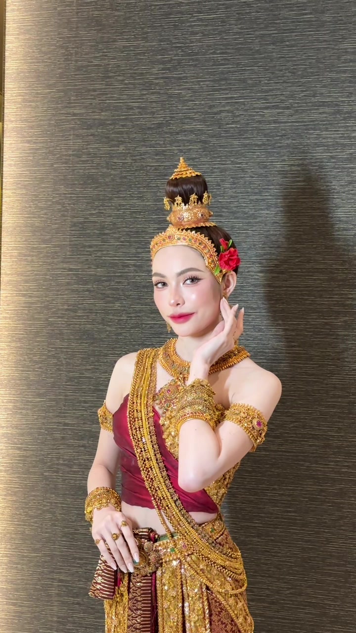 ✨ "ชาล็อต ออสติน" งามสง่าในชุดไทยประยุกต์สุดเลอค่า 🌸 โดดเด่นด้วยเกาะอกจับเดรปผ้าไหมไทยสีแดง ปักเลื่อมลูกปัดและดิ้นทอง นุ่งผ้าจีบหน้านางจากผ้าไหมยกทอง พร้อมศีรษะประดับกรอบหน้าทองคำฝังอัญมณีทับทิมแท้ เพิ่มความวิจิตรด้วยเครื่องประดับทองคำโบราณสุดล้ำค่า ผลงานการออกแบบโดย คุณบิ๊ก - อาจารย์พีรมณฑ์ ชมธวัช ที่ใส่ใจในทุกดีเทล พร้อมถ่ายทอดเสน่ห์แห่งความวิจิตรผ่านของสะสมชิ้นโปรดของอาจารย์ งดงามไร้ที่ติ สมกับเทศกาลแห่งความประทับใจ 💎✨ ENGLOT SONGKRAN ICONSIAM 🚩 ICONSIAM THAICONIC SONGKRAN CELEBRATION 2025 📆 10–16 เม.ย. 68 (โซนเล่นน้ำเปิดให้บริการตั้งแต่ 10.00-21.00 น.) 📍 ริเวอร์ พาร์ค, ICONSIAM #ENGLOTxICONSIAM #ICONSIAMSongkran  #สงกรานต์ที่ไอคอนสยาม  #ICONSIAM #Englot  #อิงล็อต  #อิงฟ้าชาล็อต  #อิงฟ้ามหาชน  #EngfaWaraha #ชาล็อตออสติน  #CharlotteAustin #Songkran2025 #บันเทิงtiktok 