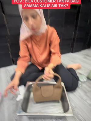 Bila customer tanya beg kali air ke tak😂 so dah tau kan nak pilih yang mana. #aliffsyukriterlajaklaris #nurulatiqahk #bagglossy #resellerbagpapalaris #handbagpapalaris