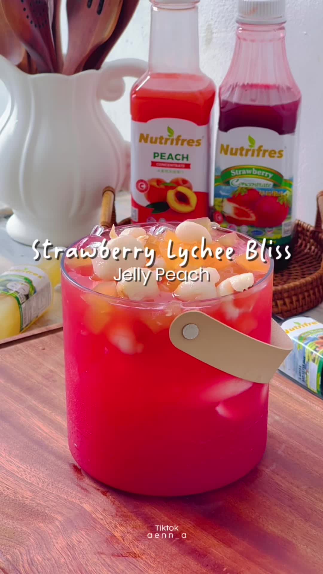 Jom kita buat Jelly Peach Strawberry Lychee Bliss yang super dan sedap. Sangat sesuai untuk berbuka atau jamuan Aidilfitri. Resepi ni memang menyegarkan, manisnya cukup seimbang, dan pasti jadi kegemaran tetamu korang! Bahan-bahan: 200ml Nutrifres Kordial Strawberry  1 liter air kelapa Buah laici dalam tin (untuk hiasan) Ais kiub Resepi Jelly: 1000ml air 2sudu Nutrifres Kordial Peach 1/2 cawan gula 5gm agar-agar Jangan lupa cuba tau 😊 @Nutrifres Food & Beverages  #Nutrifres #bukansekadarjus #recipeviral #kordialsedap #kordialviral #bukapuasa 