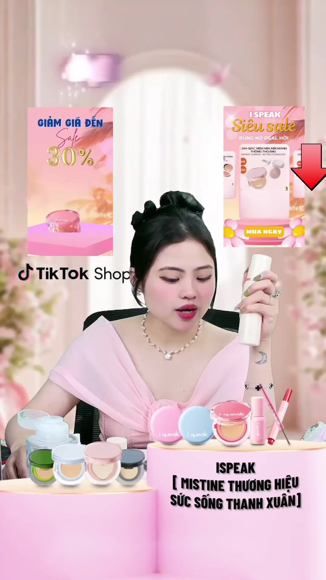 Phun sương khóa nền Mistine siêu mịn 💦 Da khô mấy cũng bền đẹp suốt ngày, lớp nền như mới luôn nè 🌈 Có ưu đãi trong live đó nha 🛒✨#mistine#Setting spray#mistineVN#ispeak
