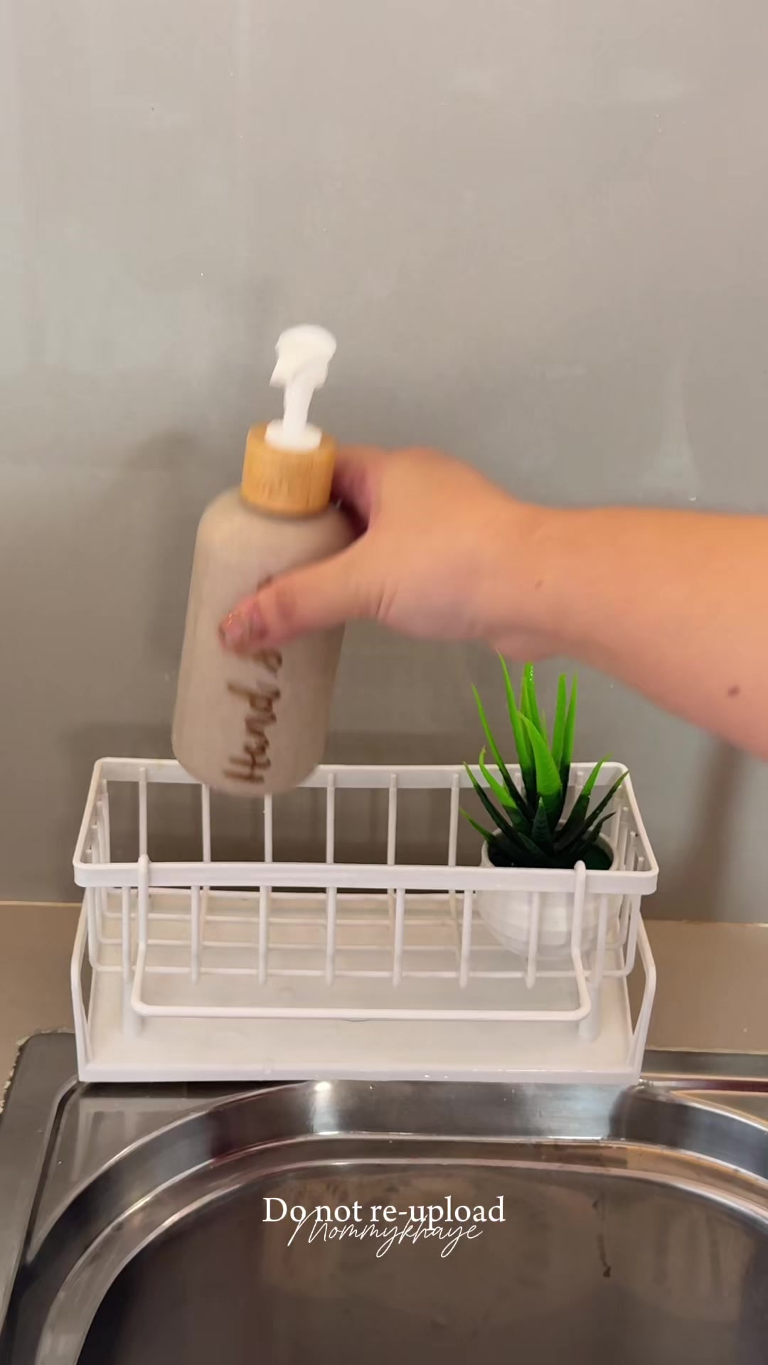 Lakas makaganda sa kitchen super aesthetic #soaporganizer #bamboobottle #aesthetic #spongedrainer #pumpbottles #mommykhaye 