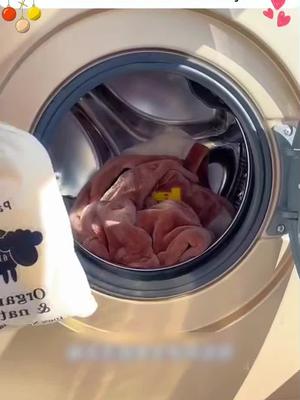Put a few of these wool balls in the washing machine, and the washed clothes will not be knotted, and they can also absorb excess threads and static electricity. #wooldryingball #wool #dryer #household #homesupplies #summer