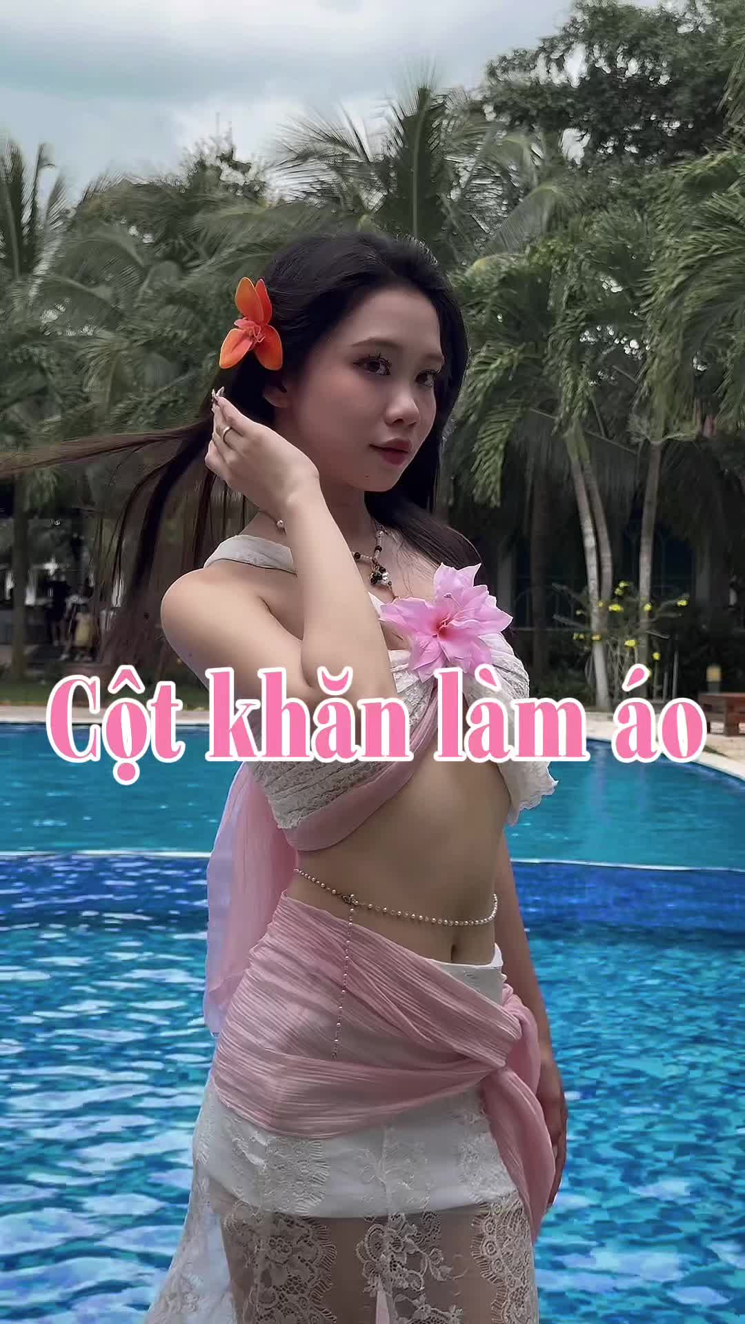 Thử lấy khăn cột làm áo thử đi mấy emm!!