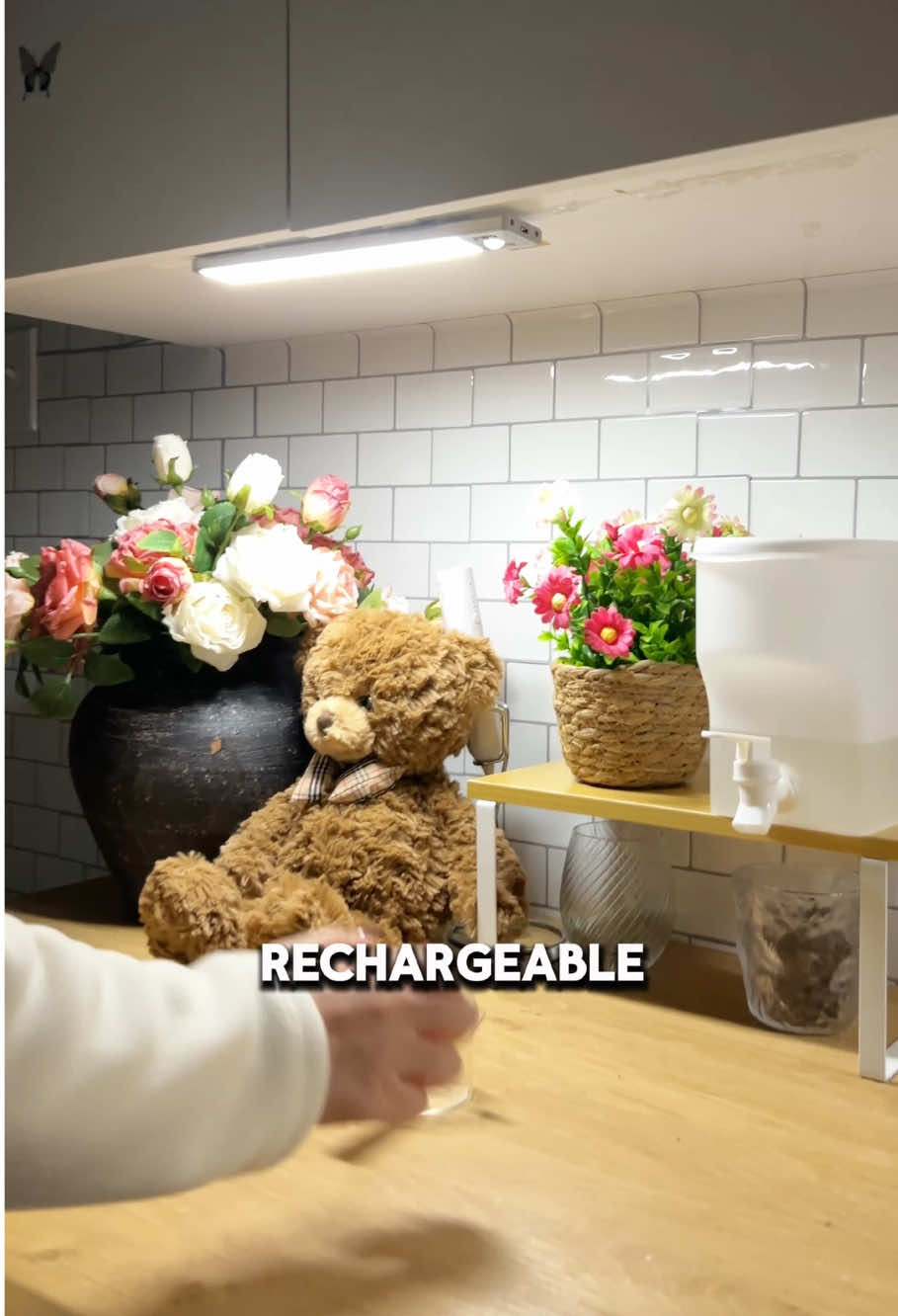 Why pay more? This motion sensor light saves you more!💡💕✨#cabinetlights #undercabinetlights #homelighting #ledlights #shinepal #motionsensor #kitchenlighting 