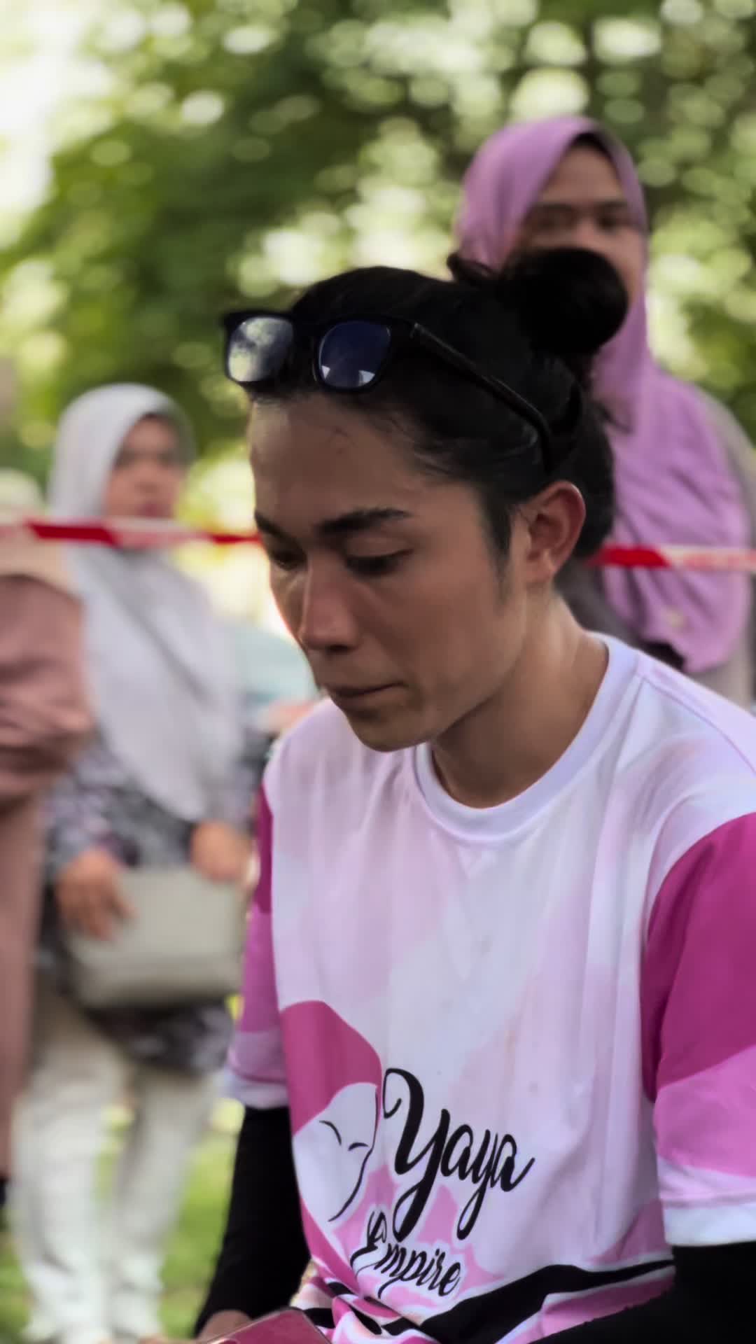 Demi kebahagiaan adik adik , siapa sangka dia sedang melawan sakit yang org tak nampak . Dia jatuh banyak kali tkpe , asal adik2 happy , dia diserbu sampai jatuh ke tanah , dia masih lg bangun dgn senyuman 😊