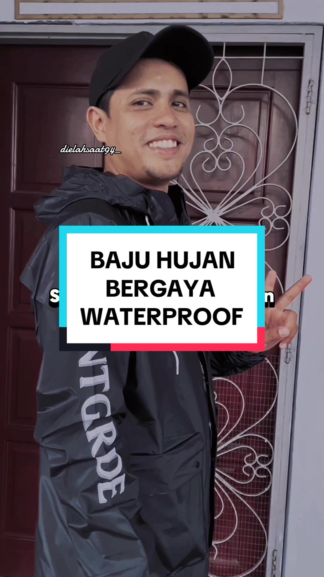 Baju Hujan ni Bergaya wey, suami saya suka sangat, baju ni ada size tau sesuai untuk lelaki dan perempuan, ada dua warna hitam dan putih, apa yang bestnya baju hujan yang ni, ada poket kiri dan kanan, berzip dan berbutang, ada topi boleh adjust, dekat lengan bahagian dalam ada 2layer. Bahagian Belakang Baju ada Reflective Stripe. 