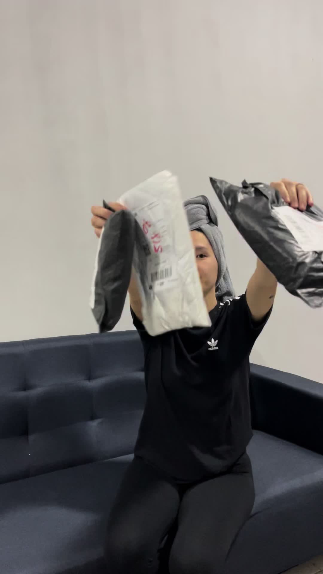 Jom unboxing barang mau pergi begaya masa Borneo Marathon 🤣 tiada training langsung sbb unexpectedly sgt2 busy jdi tiada masa pergi jogging🥲 kali ni pergi berjalan saja lh, Bintulu marathon baru saya mau lari pecut😂