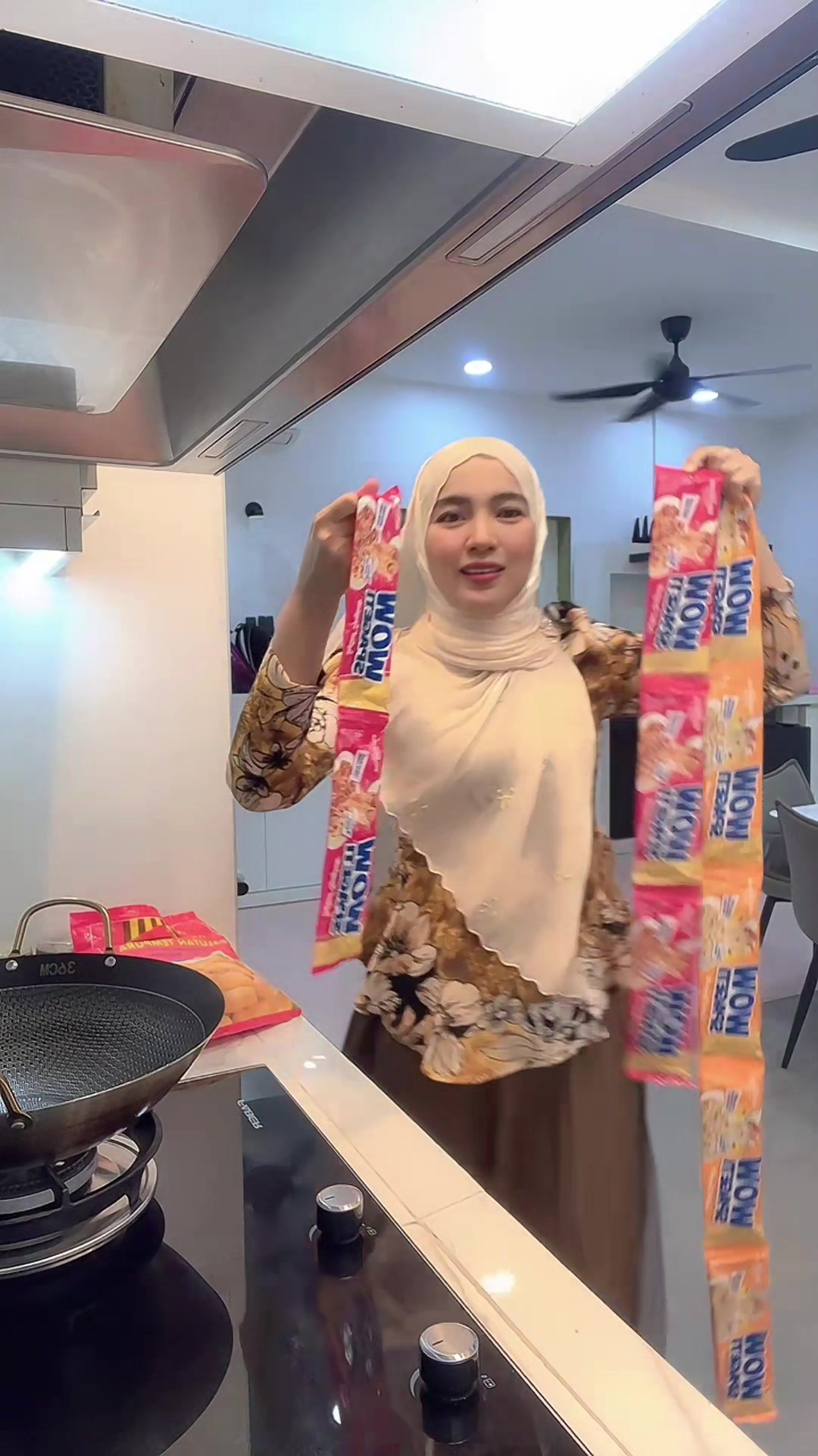 Macam tak percaya harga cuma singgit lebih je, siap ada toping daging + sayur. Rasa pulak kena dengan selera😍 Paling sedap carbonara, lepas tu aglio olio, bolonis. Awak, kalau kita bawa RM singgit lebih keluar, nak beli nasi putih sepinggan pun tak lepas awak kan.. ni spegeti marhaenn, ahahha sesekali nak makan boleh la ni, kalau dah jemu makan megi, boleh cuba spegeti ni.