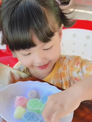 Cùng bé bukbang kẹo sáp nè. Giá bình dân lắm