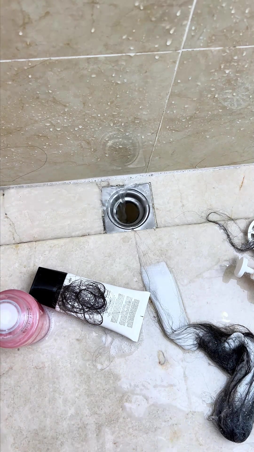 Do you guys have the same issues with your pipes? Do thley need a good cleaning? #liapu #pipes #uncloggingdrains #draiin #tiktok 