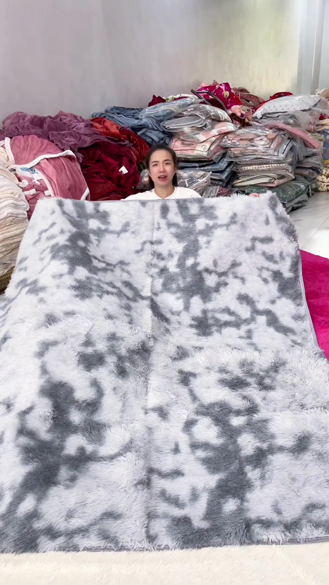 Trả lời @Bảo Trân Bảo Trân  Thảm lông trải sàn Sam Bedding #xuhuong #thamlongtraisan #thamlongdecor #trangtrinhacua #huyenhomhinh365 