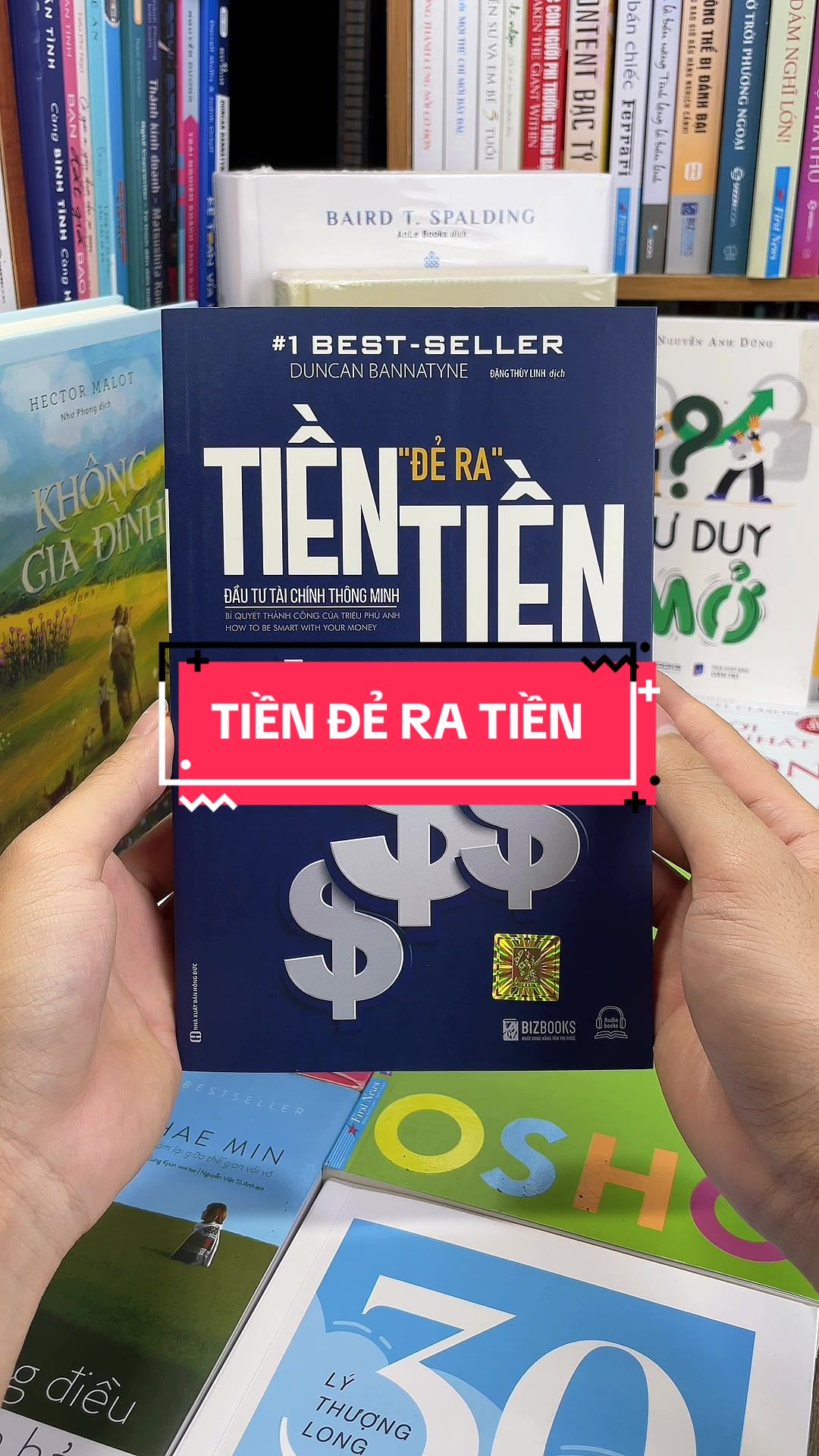 Tiền Đẻ Ra Tiền – Bí kíp để đồng tiền làm việc thay bạn! Bạn làm quần quật cả năm nhưng tiền vẫn không dư? Bạn muốn đầu tư nhưng không biết bắt đầu từ đâu? “Tiền Đẻ Ra Tiền” chính là cuốn sách cầm tay chỉ việc giúp bạn hiểu – kiểm soát – nhân lên tài sản của mình! Cuốn sách sẽ giúp bạn: - Biết cách quản lý dòng tiền thông minh. - Hiểu rõ các kênh đầu tư như chứng khoán, bất động sản, quỹ… mà không bị “ngợp”. - Áp dụng nguyên tắc tài chính cá nhân để tiền tự sinh sôi mỗi ngày. Không cần giàu mới học tài chính – mà học để mà giàu! Sở hữu ngay “Tiền Đẻ Ra Tiền” – để biến đồng tiền nhỏ hôm nay thành tương lai lớn ngày mai! Đừng để tiền chỉ là công cụ tiêu xài – hãy để nó làm lính gác cho giấc mơ tự do tài chính của bạn!#tiemsachbinhyen #sach #sachhay #booktok #reading #tienderatien 