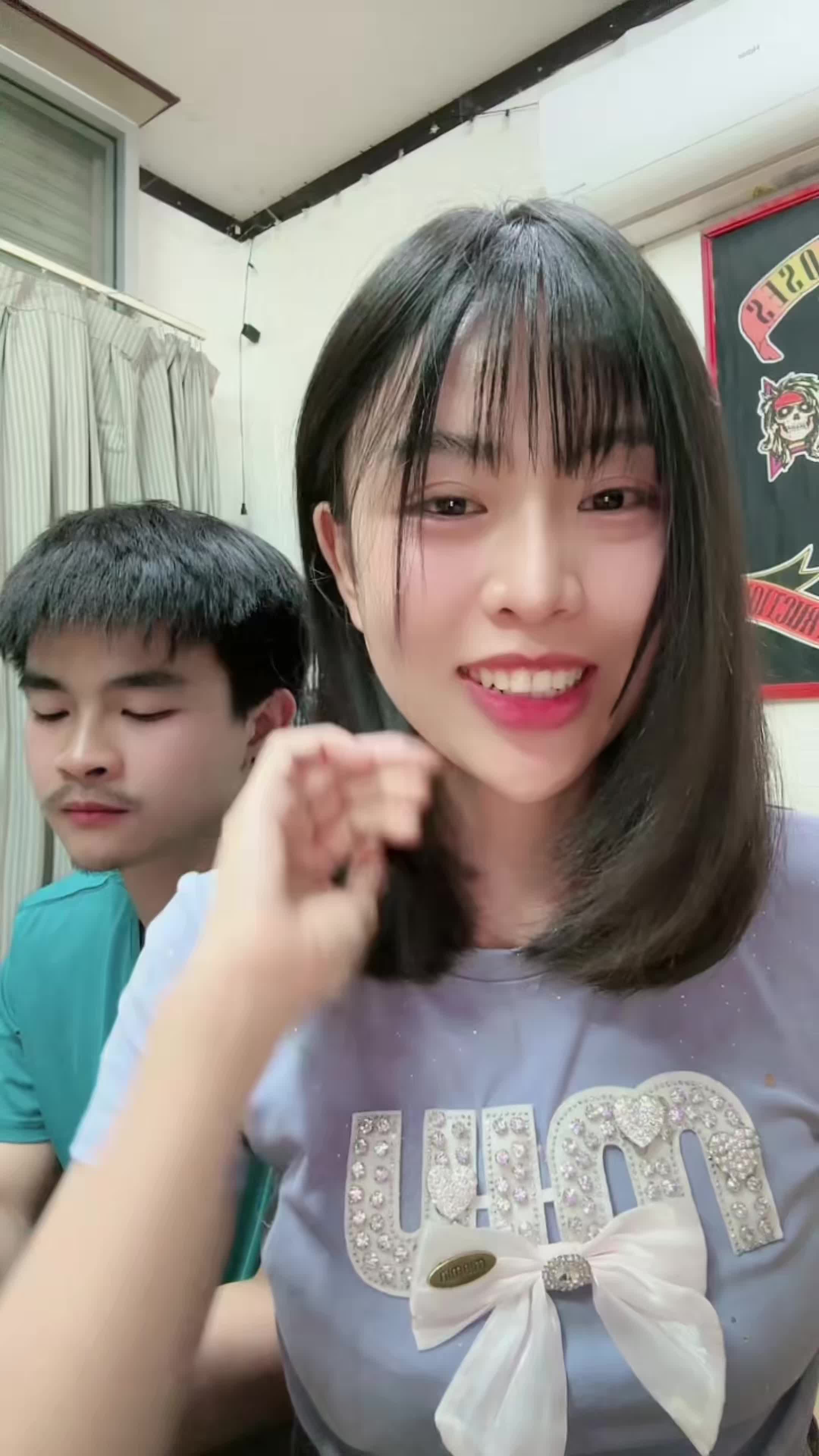 วันนี้มาเฉลยแล้วน๊าาา#ขิมมี่สาวภูไท #ภูไทสกล #ตัดหน้าม้า #ขิมมี่เว้าโนโหโมน #ตัดผมเอง 