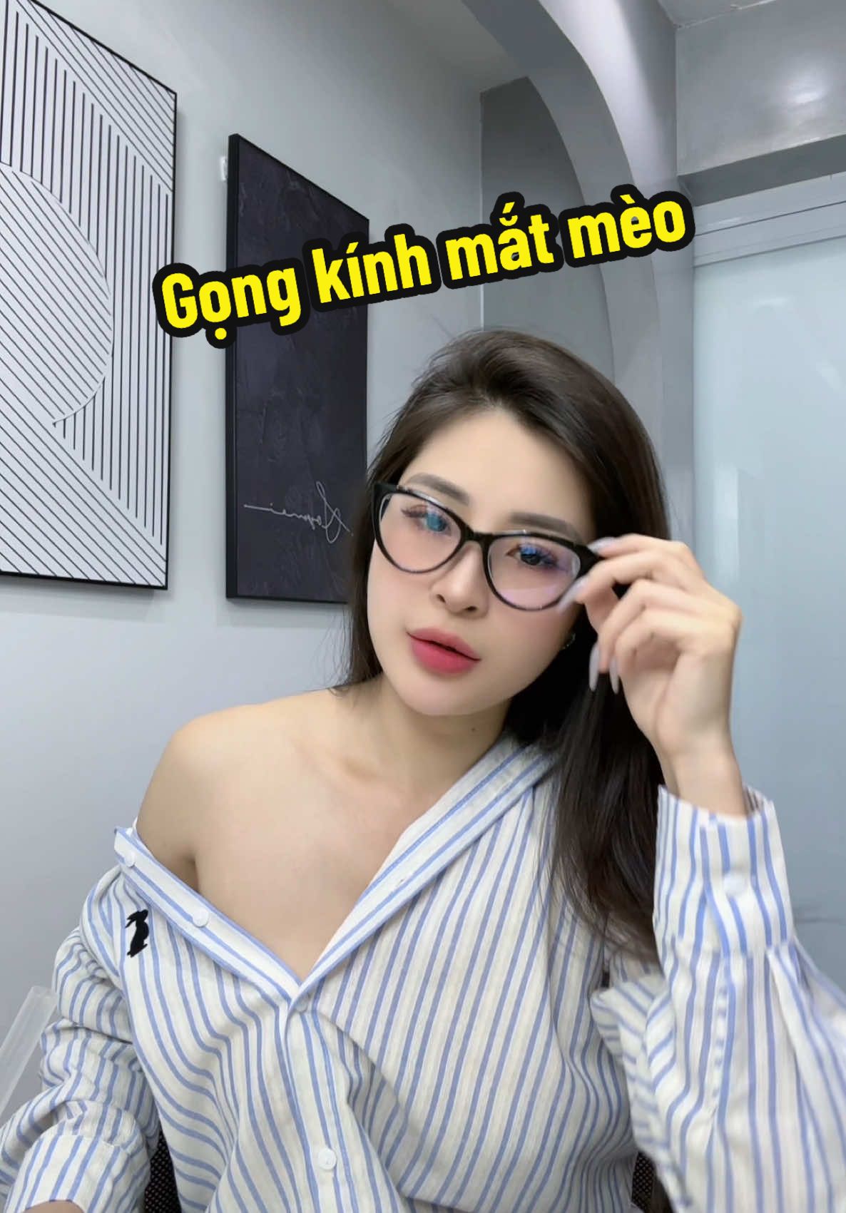 Công nhận đeo chiếc kính mắt mèo này là nâng tầm nhan sắc luôn #kinhmatmeo #gongkinhmatmeo #gongkinh #nhungthone #nhunghaiphongreview #fyp