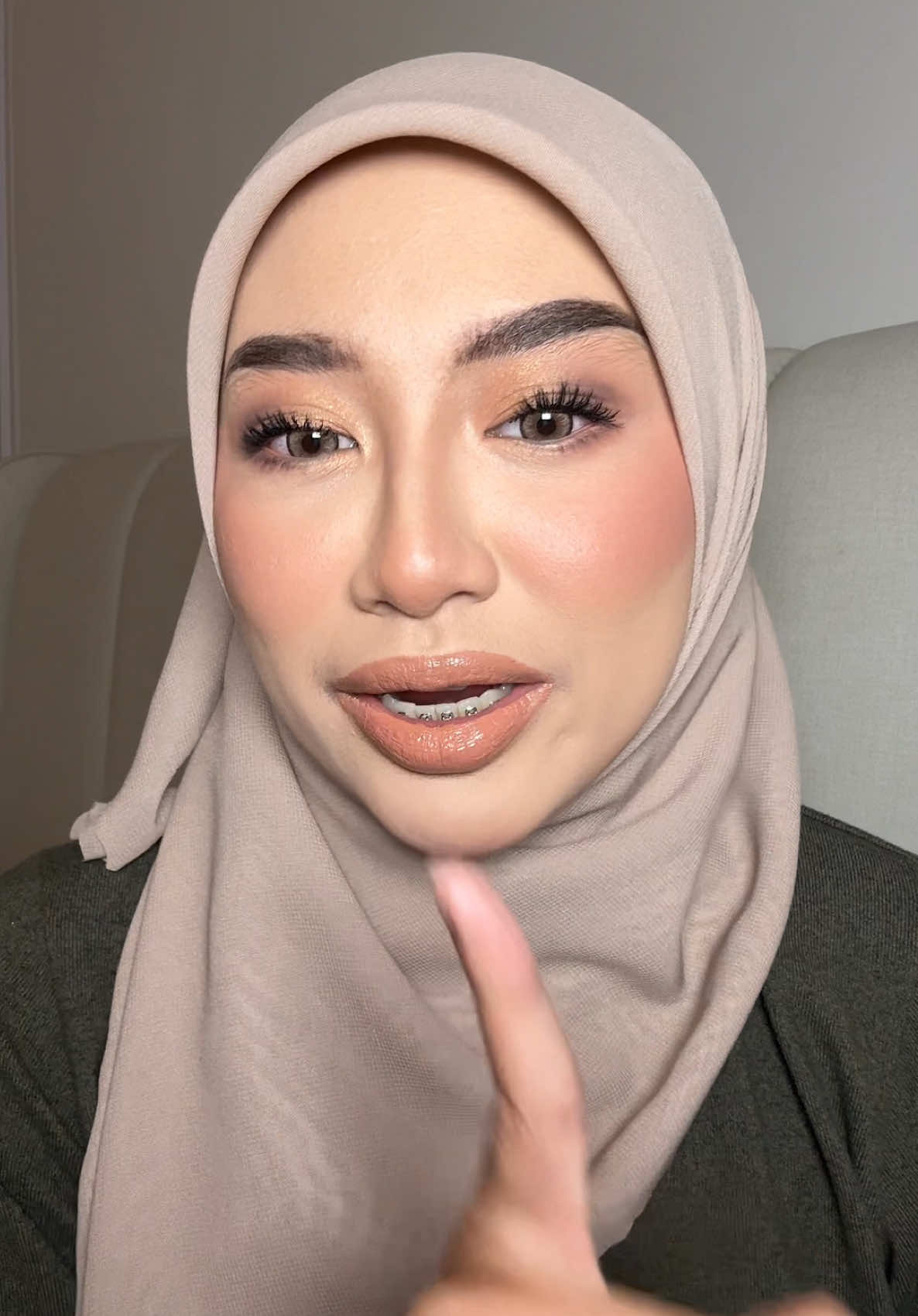 dulu i tak suka sangat setting spray dia yang colour white ni, sekarang macam dah improve formula dia. heloksss. suka suka 