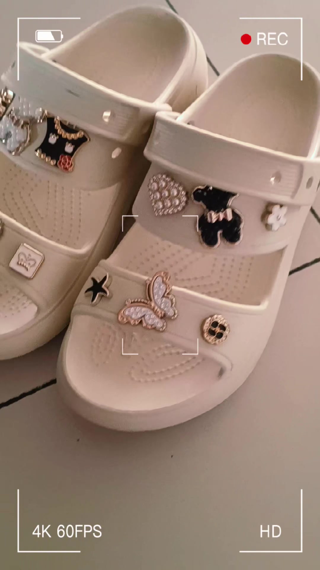 #tiepthilienkettikokshop dép sandal charm gấu bướm 