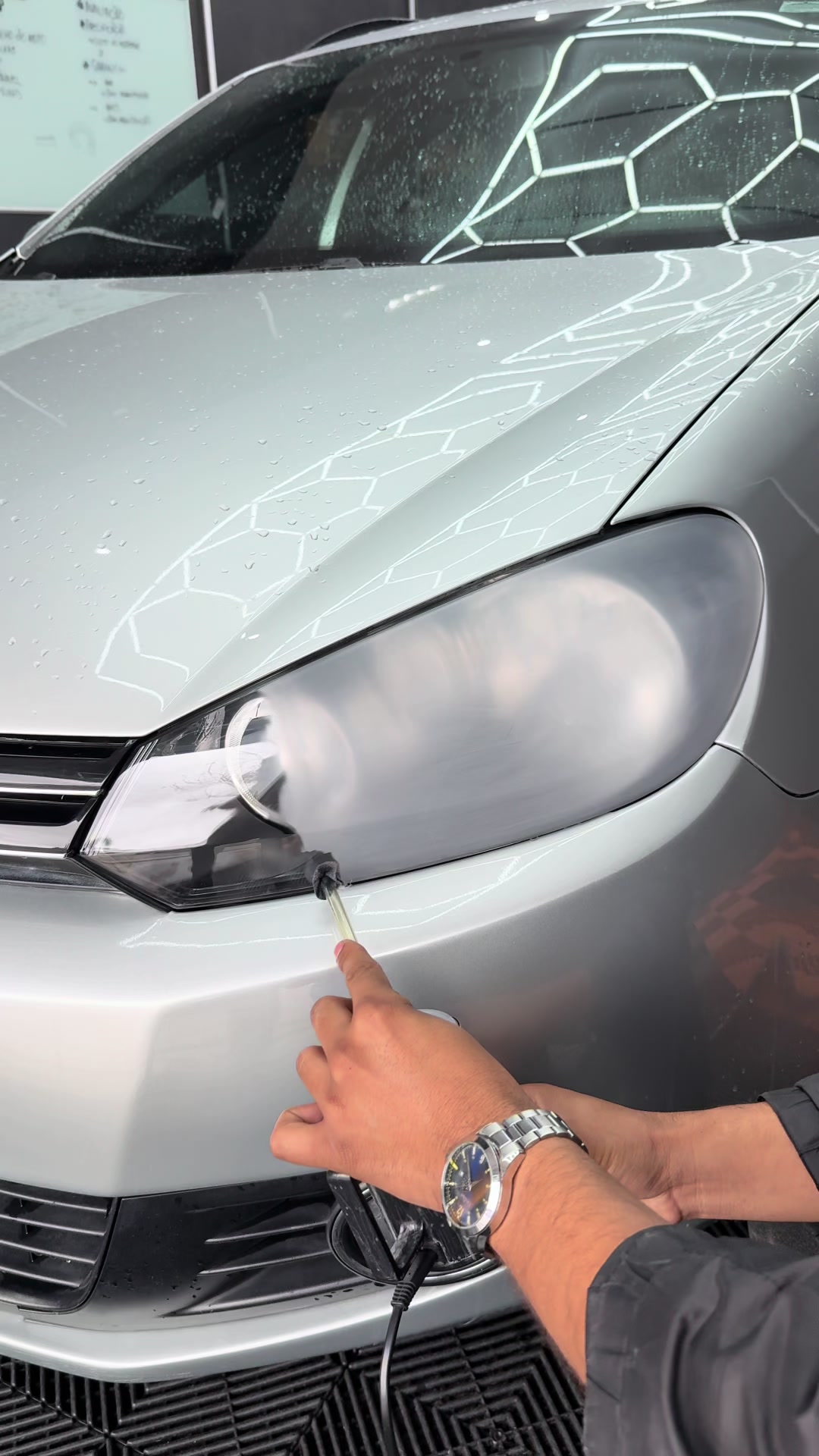 Restauração de farol com polímero  #reels #esteticaautomotiva #vonixx #satisfatorio #limpeza #farol 