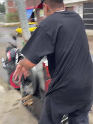 Camotero regala camote a señora #cosasdelbarrio #uruapan #untalfranck @ferchaaguilar2 