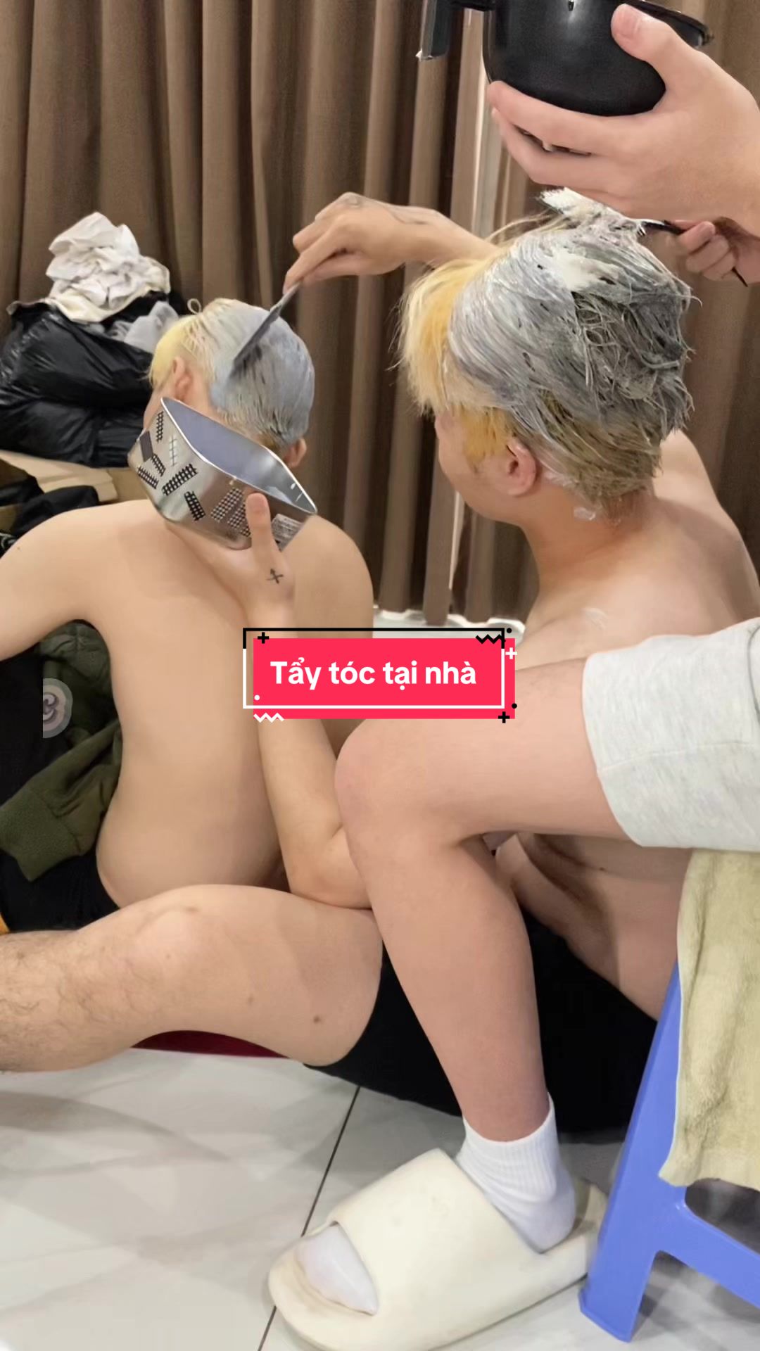 Tẩy tóc tại nhà | một mình tẩy cho mấy khứa này mệt xỉu người luôn ! Các bạn có thể tham khảo thêm thuốc nhuộm trong trang giỏi hàng của mình nhé. #taytoc #taytocantoan #taytoctainha #nhuomtoc #nhuomtoctainha #nhuomtocdep #muanhuomtocdep #nhuomxamkhoi #khoianhxam #buddyhair 