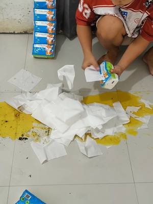 kalo numpahin minyak di dalam kamar bersihkan saja menggunakan tisu#tisu360helai #tisuu #tisuviraltiktok #tisumurah