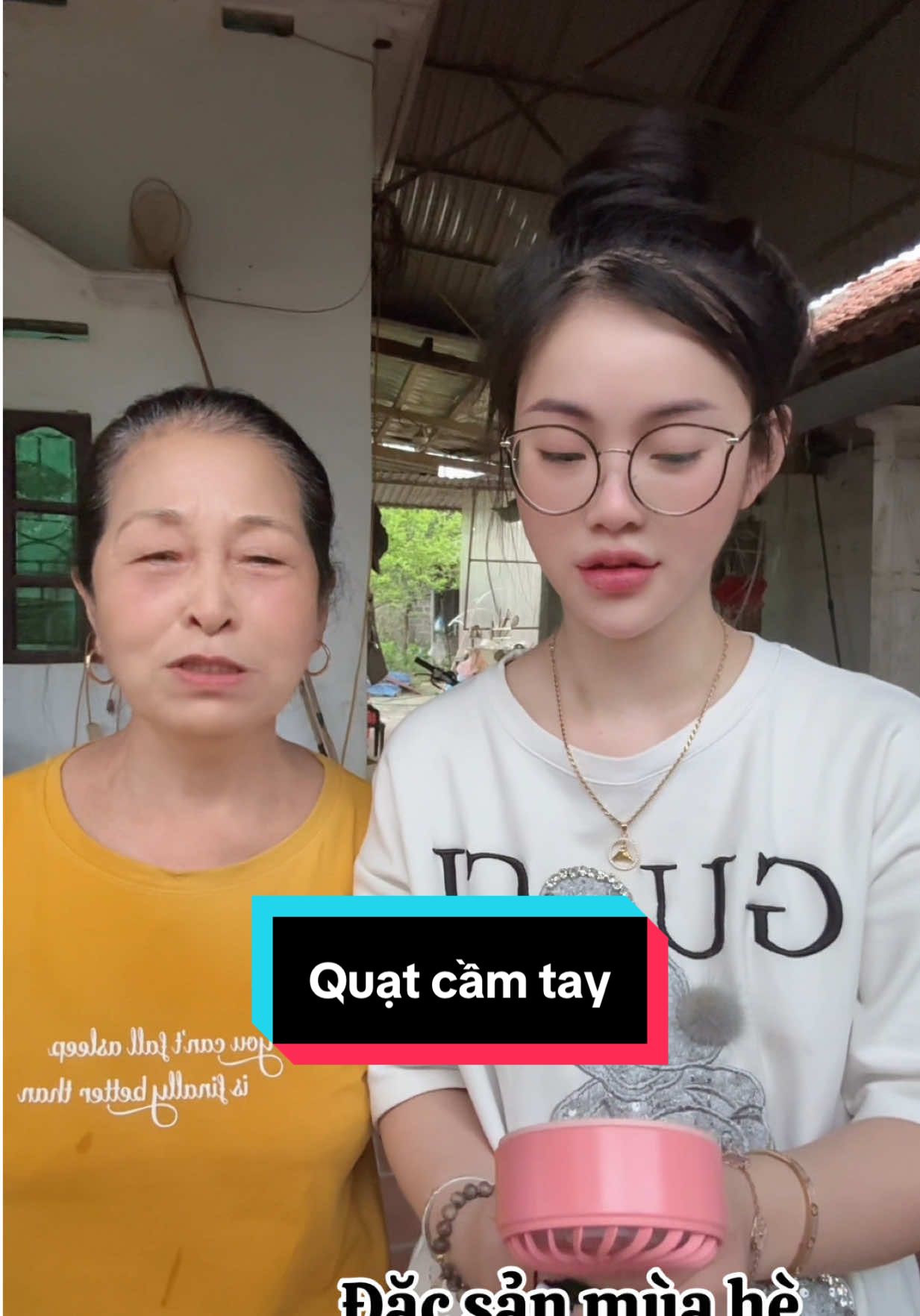 Về quê mất điện may quá mang em quạy này về 🥰🥰 chân ái mùa hè #xuhuong #quatcamtay #quattichdien #quatcamtaymini #thoitrangtiktok 