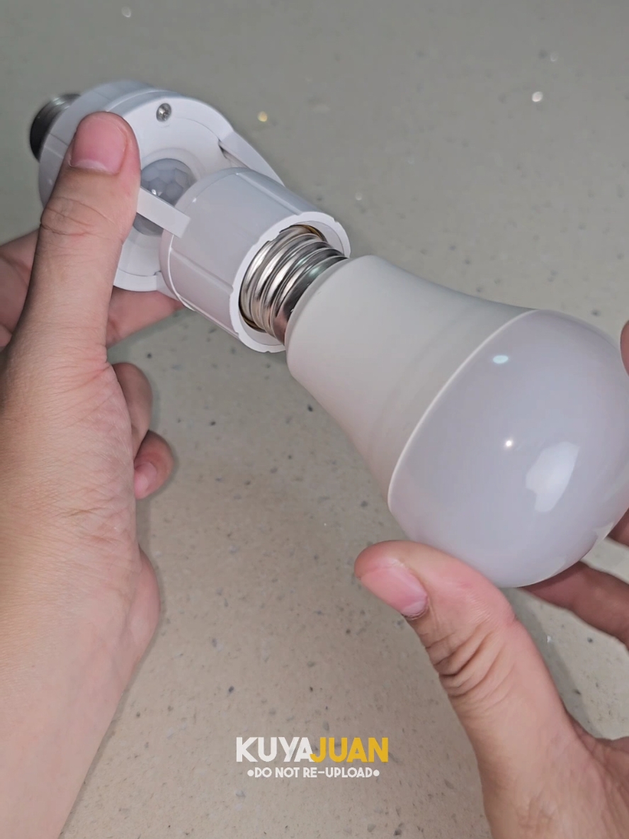 Ang galing nito guys! bumubukas lang sya kapag may nadedetect na motion! #Lampholder #lampholdertiktok #tiktoklampholder #bulbholdersoket #lampholdersocket #bulbholdersocket #socketlamp #socketbulb 
