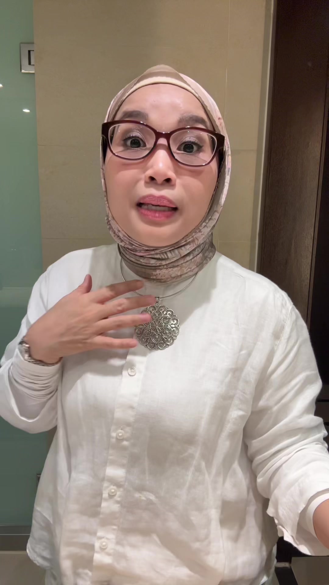 Ok. I like it 🤓 short cut.. 3 in 1. Ada dua type ya…i pakai yg Purple. Check it out 😍 #sunscreen #carslan #wfsufina 